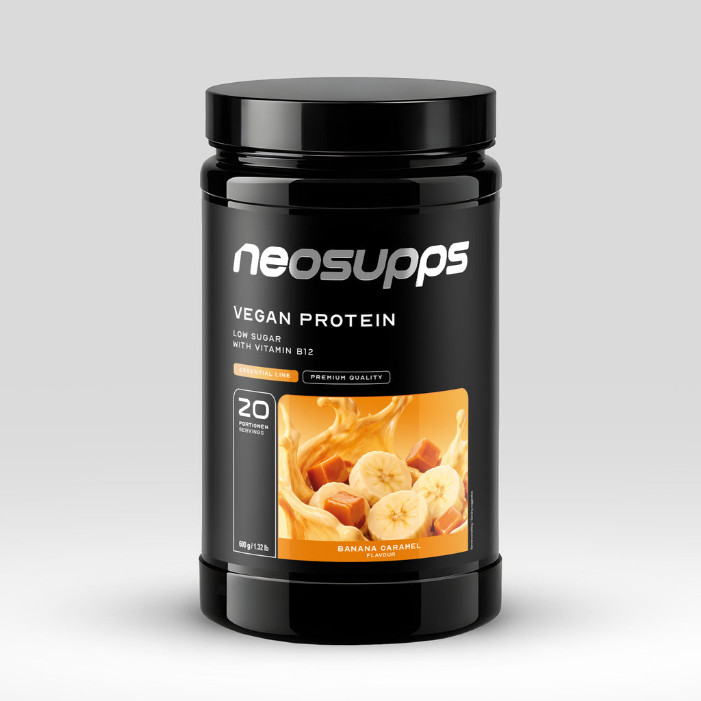 Neosupps Vegan Protein Pulver Banana Caramel 600g, mit Vitamin B12 & zuckerarm Pulver, 600 g, Veganes Proteinpulver aus Erbsen-, Reis- & Kürbiskernprotein